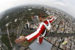 Salto-base-desde-la-torre-mayor-en-mexico1.jpg