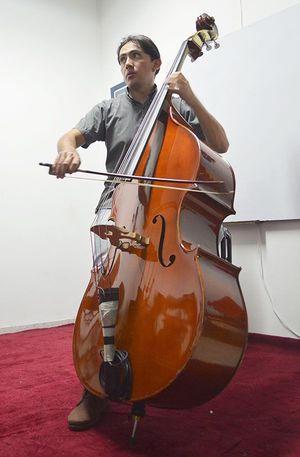 Tocando contrabajo.jpg