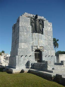 Capilla-del-Conde-del-Rivero (cementerioColon,Cuba).jpg